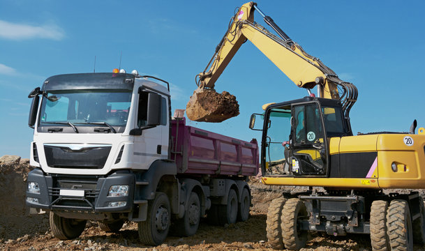 Bagger bal&auml;dt LKW