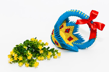 Niebiesko żółty papierowy koszyk wielkanocny origami 3D