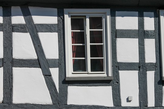 altes Fachwerk mit Fenster