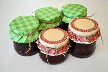 strawberry jam in the Bank is on the table 