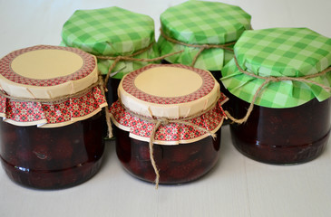 strawberry jam in the Bank is on the table 