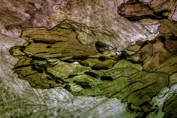 kolorowe wzory na starym drewnie