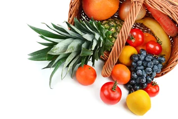 Kissenbezug Gemüse und Obst in einem Korb isoliert auf weißem Hintergrund. Freier Platz für Text. © alinamd