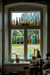 Bunte Flaschen im Fenster