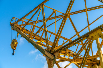 Gelber Kran vor blauem Himmel