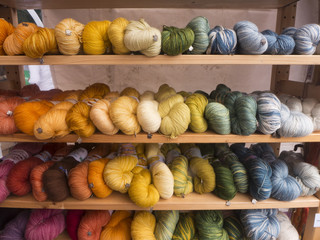 Wolle zum Stricken mit Naturfarben gefärbt. Was für wunderschöne Farben. © Edda Dupree