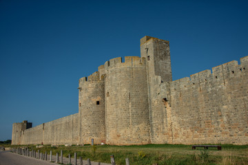 Fototapeta na wymiar Stadtmauern von Aigues-Mortes, Camargue 