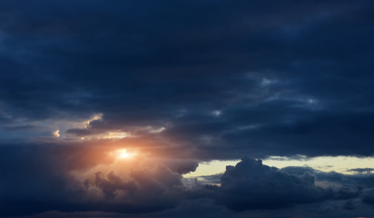 Naklejka premium Dramaric heaven with sun light, beautiful cloudscape view