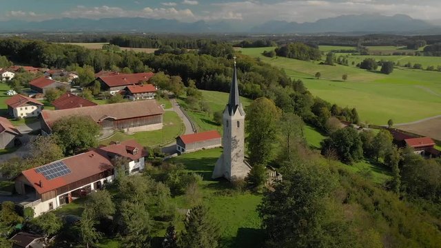 Bayerisches Dorf in Oberbayern - Luftaufnahme