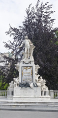 Fototapeta na wymiar Mozart statue in park