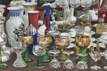 na targu staroci kielichy i naczynia szklane