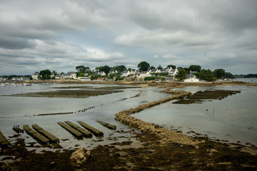 un village breton avec la marée basse et des parc à huître