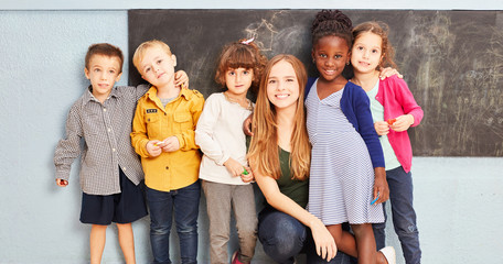 Gruppe Kinder mit Lehrer in Grundschule