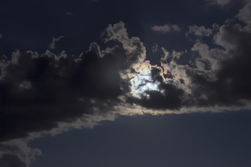 Obraz premium The sun shines with clouds in orange color