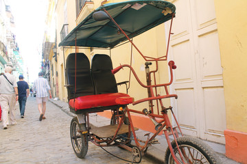 Fototapeta na wymiar pedicab parked in cuba