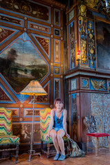 Femme dans le Ch&acirc;teau de Cormatin en Bourgogne