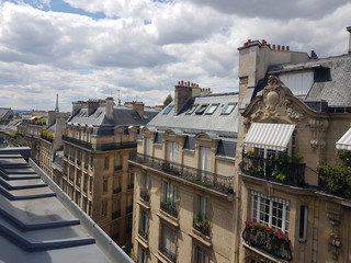 Fototapeta na wymiar Sur les toits parisiens