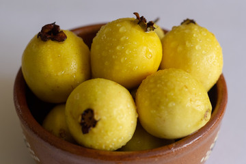 Fruta de guayaba en fondo blanco