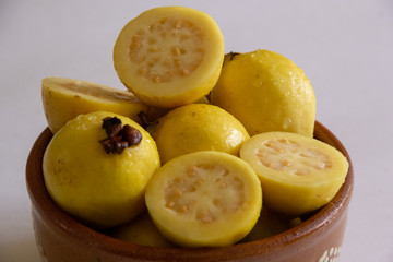 Fruta de guayaba en fondo blanco
