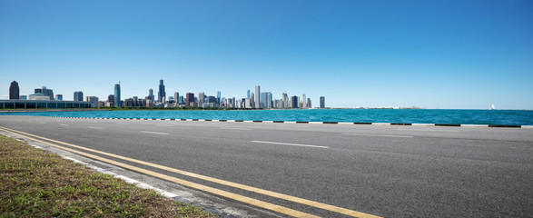 Obraz premium empty highway through modern city