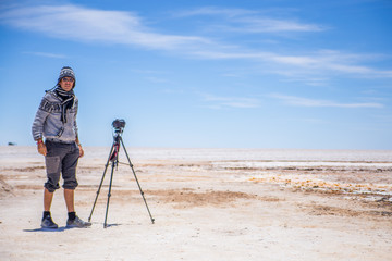 Photographe dans le désert au Pérou voyageur globe trotteur aventurier Trépied  paysage