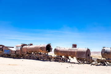 Fototapeta na wymiar vieux train rouillé métal dans le désert de sel de Bolivie Cimetière