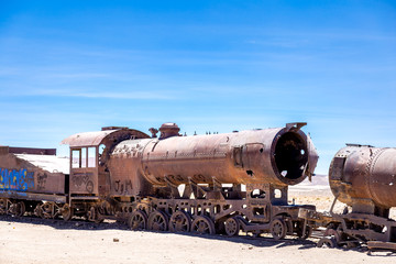 Fototapeta na wymiar vieux train rouillé métal dans le désert de sel de Bolivie Cimetière
