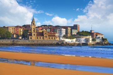 Obraz premium Gijon beach San Lorenzo San Pedro church Asturias