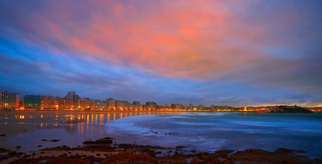 Fototapeta premium Gijon skyline sunset in San Lorenzo beach Asturias