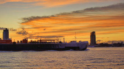 Obraz premium Barge on East River NYC 
