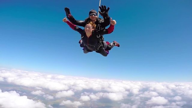 Tandem skydiving, regrouping in the air, until opening the parachute