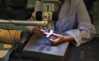 岩石を検査する研究者