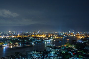 Obraz premium Chao Phraya River, Bangkok at night, overlooking the Grand Palace.