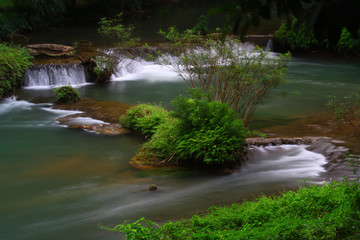 Obraz premium Waterfalls in the lush and beautiful forests of Thailand.