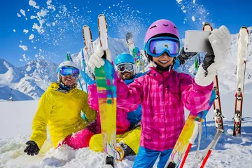 Crédence de cuisine en verre imprimé Sports dhiver Adolescent prenant un selfie, fille prenant un autoportrait avec un téléphone portable, ski sportif s& 39 amusant pendant les vacances d& 39 hiver.