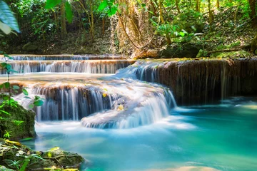 Fototapeten Wasserfall im tiefen Regenwalddschungel © preto_perola
