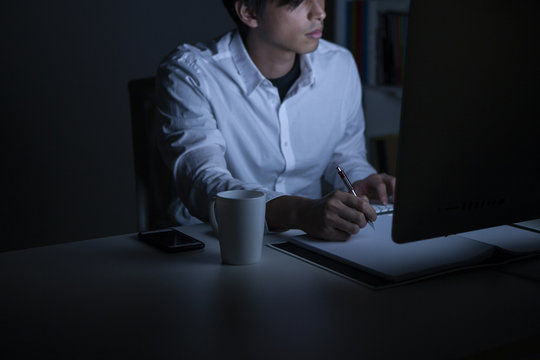 不正に入手した顧客情報をメモするハッカー