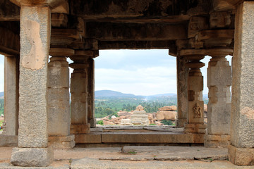 Fototapeta na wymiar The formation of pillars, ruins, rocks, and Group Monuments of Temples in Hampi.