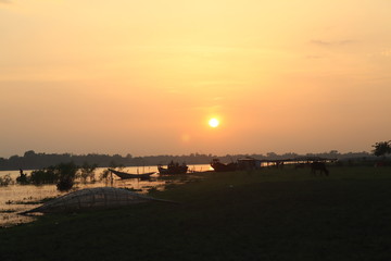 Fototapeta na wymiar village sunset seen on river