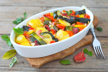 Zucchini-Auflauf mit Kartoffeln und Karotten