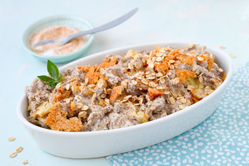 Dessert mit Mohsamen und Haferflocken