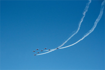 figures de la formation acrobatique de la Patrouille de France à la fête de l'Air des Mureaux dans les Yvelines à l'ouest de Paris