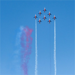 figures de la formation acrobatique de la Patrouille de France à la fête de l'Air des Mureaux dans les Yvelines à l'ouest de Paris