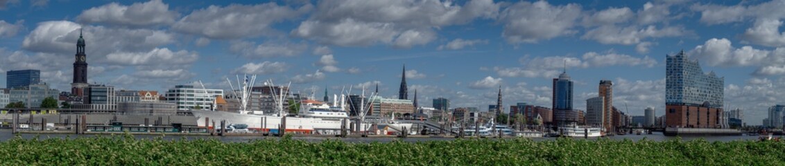 Fototapeta na wymiar Skyline Hamburg mit Blick auf die Elbphilharmonie