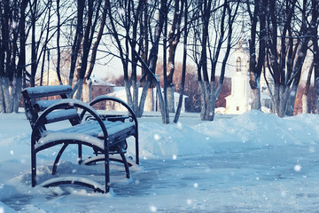 Naklejka premium Zimowa ławka uliczna w mieście