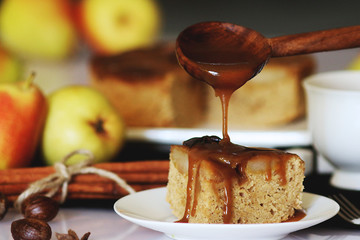 Apple pie charlotte with tea and caramelle