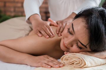 Obraz na płótnie Canvas asian young girl having massage