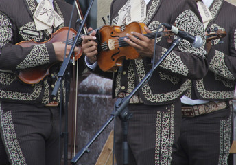 Banda de mariachis mexicanos durante un concierto callejero