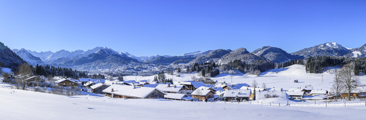 wolkenloser Wintertag nahe Oberstdorf