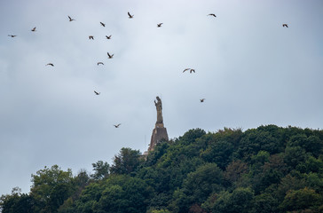 Estatua con gaviotas